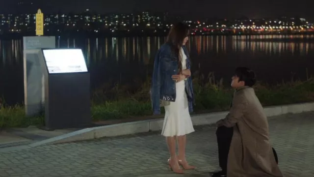 Veste en jean portée par Shin Ha Ri (Kim Sejeong) comme on le voit dans les tenues de la série télévisée Business Proposal (saison 1 épisode 4)