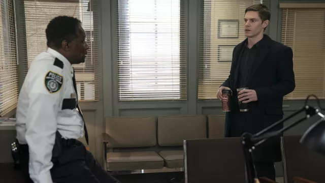 Manteau long en laine noire porté par Colin Zabel (Evan Peters) tel que vu dans les tenues de la série télévisée Mare of Easttown (Saison 1 Episode 4)