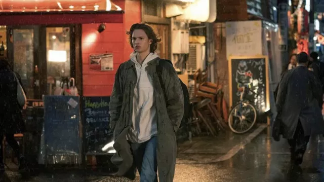 Sudadera con capucha blanca usada por Jake Adelstein (Ansel Elgort) como se ve en Tokyo Vice (S01E01)