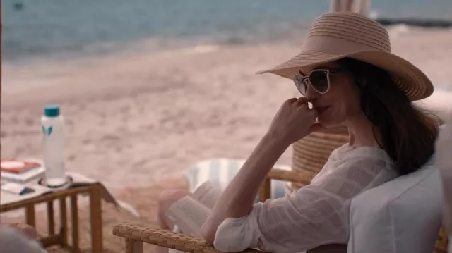 Chapeau porté par Rebekah Neumann (Anne Hathaway) vu dans les tenues de la série télévisée WeCrashed (saison 1 épisode 6)