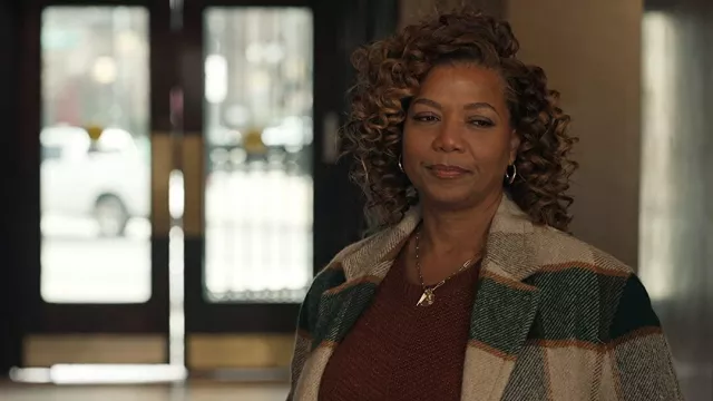 Manteau de laine à carreaux porté par Robyn McCall (Queen Latifah) vu dans la série télévisée The Equalizer (saison 1)