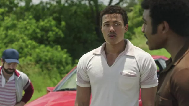 Polo rose porté par DwaynerJohnson (Bradley Constant) comme on le voit dans la garde-robe de la série télévisée Young Rock (S02E04)