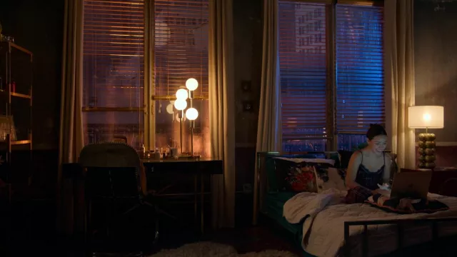 Lampe de table dans la chambre de Mariana Adams Foster (Cierra Ramirez) dans Good Trouble TV series furniture (Saison 4 Episode 6)