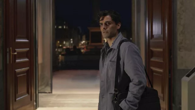 Veste de corvée ouvrière grise portée par Marc Spector (Oscar Isaac) dans les tenues de la série télévisée Moon Knight (saison 1 épisode 1)
