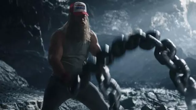 Casquette Marvel The Strongest Avengers Trucker portée par Thor (Chris Hemsworth) comme on le voit dans le film Thor: Love and Thunder