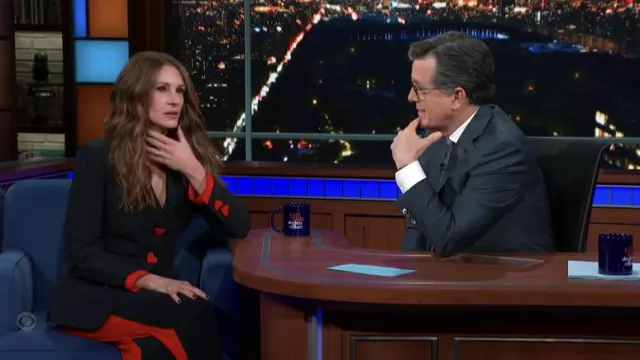 Robe bleu marine avec des détails de cœur portés par Julia Roberts comme vu dans The Late Show avec Stephen Colbert
