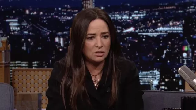 Collar usado por Pamela Adlon como se ve en The Tonight Show Starring Jimmy Fallon