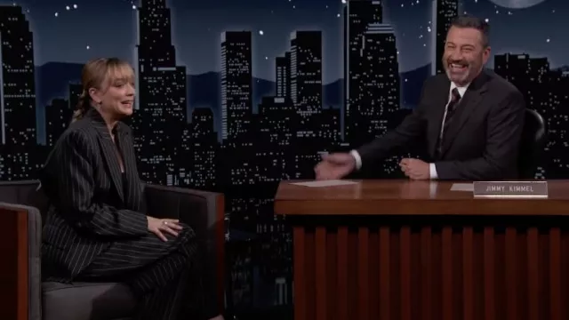 Ensemble de costume rayés oversize de Kaley Cuoco dans Jimmy Kimmel Live!