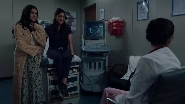 Nike Sports Sneakers usadas por Leela Devi (Anuja Joshi) como se ve en los atuendos de la serie de televisión The Resident (Temporada 5 Episodio 19)