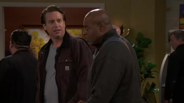 Carhartt Brown Jacket porté par Tom (Pete Holmes) comme on le voit dans la garde-robe de la série télévisée How We Roll (saison 1 épisode 4)