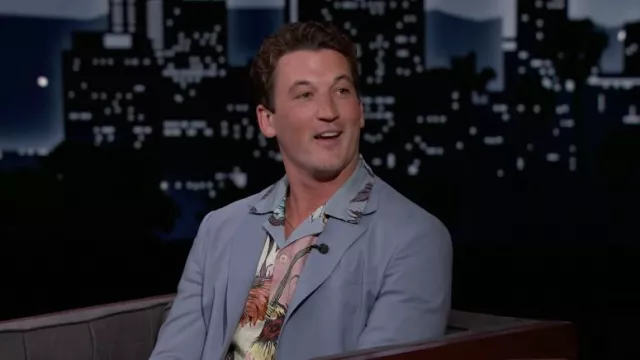 Chemise à fleurs portée par Miles Teller comme on le voit dans Jimmy Kimmel Live! sur avril 27, 2022