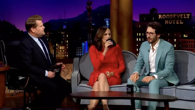 Vestido rojo usado por Molly Shannon como se ve en The Late Late Show con James Corden 