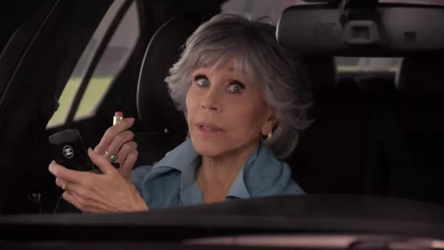Chanel Miroir Double Facettes Mirror Duo used by Grace Hanson (Jane Fonda)  as seen in Grace and Frankie (S07E10) | Spotern