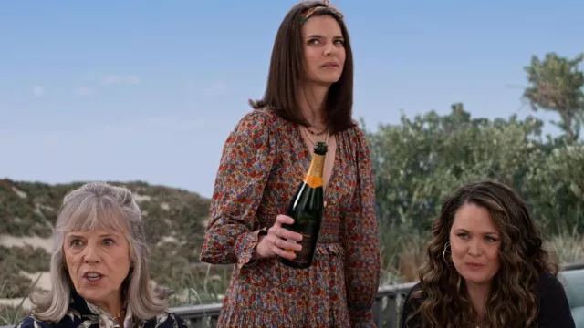 Robe imprimée florale portée par Allison (Lindsey Kraft) telle que vue dans les tenues de la série télévisée Grace et Frankie (saison 7 épisode 11)