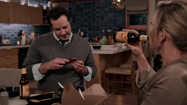 Pull porté par Barry (Peter Cambor) tel que vu dans la garde-robe de la série télévisée Grace et Frankie (saison 7 épisode 13)