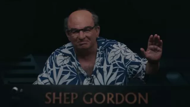 Chemise imprimée portée par Shep Gordon (Mike Myers) vue dans la série télévisée The Pentaverate (saison 1)