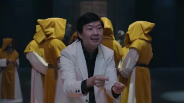 Costume blanc porté par Skip Cho (Ken Jeong) vu dans les tenues de la série télévisée The Pentaverate (saison 1)
