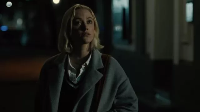 Abrigo largo usado por Julia (Maika Monroe) como se ve en los atuendos de la película Watcher