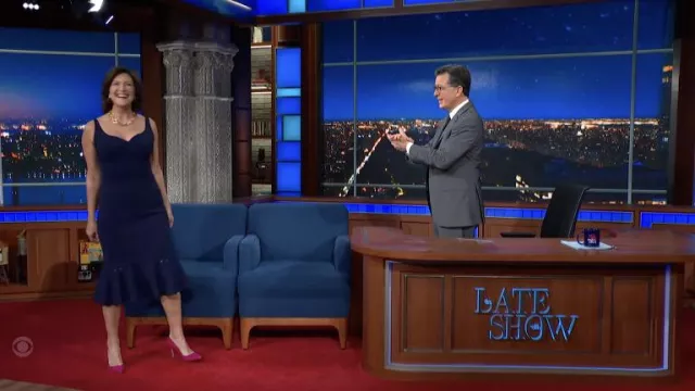 Robe longue bleu marine portée par Evie McGee Colbert dans The Late Show with Stephen Colbert