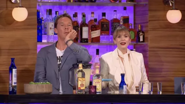 Traje blanco usado por Elizabeth Olsen como se ve en The Late Late Show with James Corden el 5 de mayo de 2022