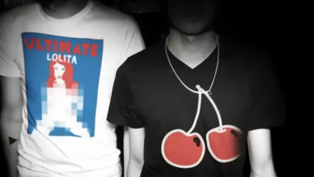T-shirt Ultime Lolita porté par Gaspard Augé dans D.A.N.C.E. Vidéo officielle) par Justice