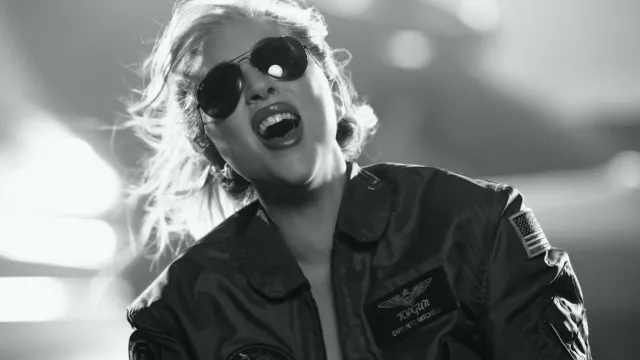 Top Gun Jacket porté par Lady Gaga dans Hold My Hand (De « Top Gun: Maverick ») Clip officiel