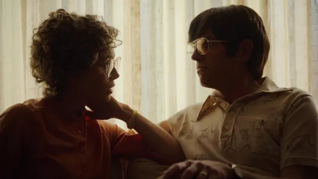 Chemise originale imprimée Penguin portée par Pat Montgomery (Timothy Simons) telle que vue dans les tenues de la série télévisée Candy (saison 1 épisode 2)