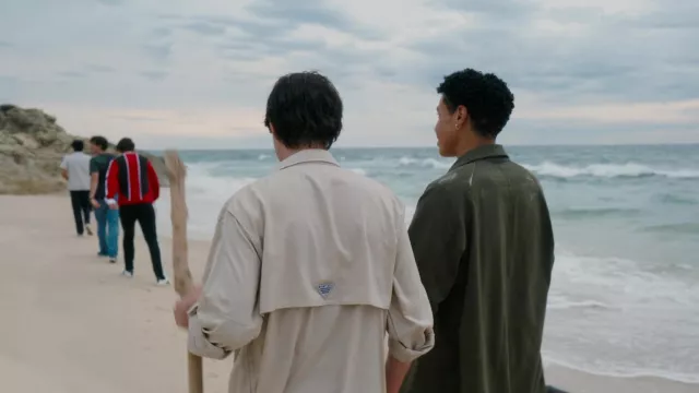 Veste Columbia PFG portée par Josh Herbert (Nicholas Coombe) telle que vue dans les tenues de la série télévisée The Wilds (saison 2 épisode 1)