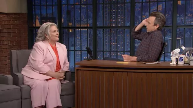 Chemise chemisier corail portée par Paula Pell vue dans Late Night with Seth Meyers