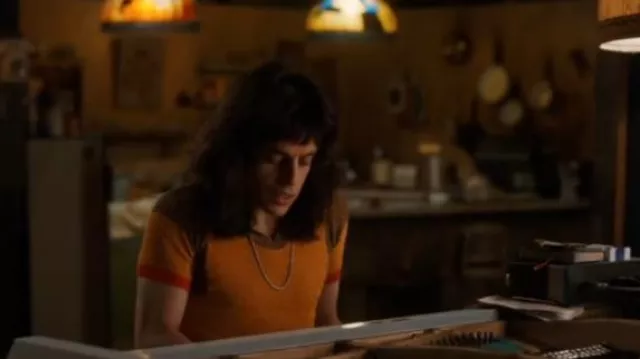 T-shirt orange porté par Freddie Mercury (Rami Malek) dans des tenues de film Bohemian Rhapsody