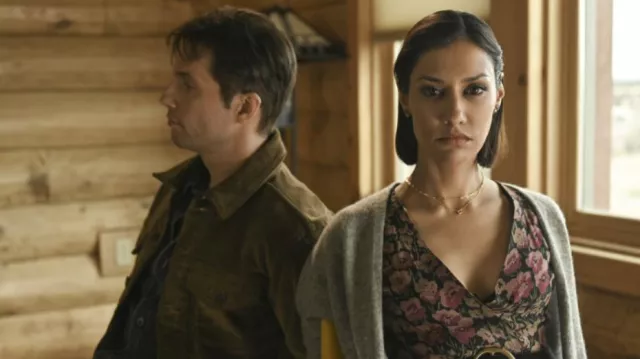 Collar usado por Ren Bhullar (Janina Gavankar) como se ve en los atuendos del programa de televisión Big Sky (Temporada 2 Episodio 17)