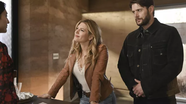 Veste en cuir marron portée par Jenny Hoyt (Katheryn Winnick) vue dans l’émission de télévision Big Sky (S02E18)