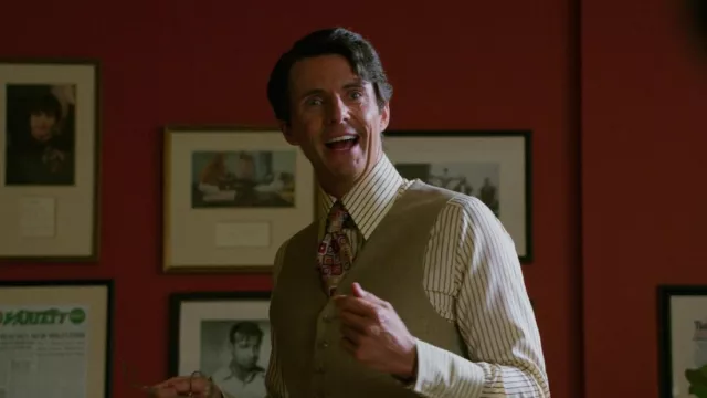 Cravate géométrique imprimée portée par Robert Evans (Matthew Goode) vue dans l’émission télévisée The Offer (S01E05)