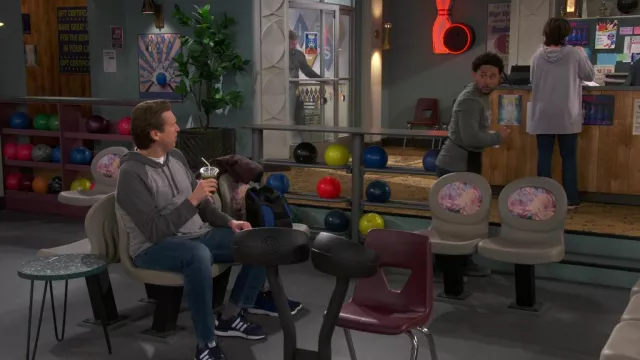 Baskets Adidas portées par Tom (Pete Holmes) comme on le voit dans l’émission de télévision How We Roll (S01E08)