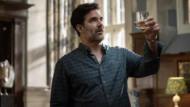 Chemise imprimée à carreaux en vert portée par Hatch Flood (Rob Delaney) comme on le voit dans la série télévisée The Man Who Fell to Earth (S01E04)