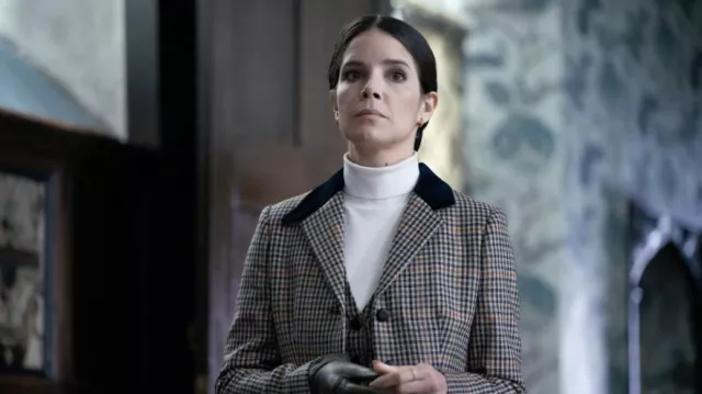 Gilet de chasse à carreaux et blazer portés par Edie Flood (Sonya Cassidy) tels que vus dans les tenues de la série télévisée The Man Who Fell to Earth (saison 1 épisode 4)