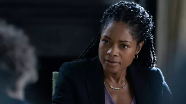 Collier multicolore porté par Justin Falls (Naomie Harris) vu dans les tenues de la série télévisée The Man Who Fell to Earth (Saison 1 Episode 4)