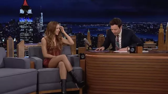 Bottes à talons en cuir portées par Shakira comme on le voit dans The Tonight Show Starring Jimmy Fallon