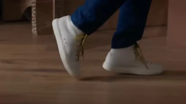 Les sneakers blanches portées par Bobby (Pierre-François Martin-Laval) dans le film L'homme parfait