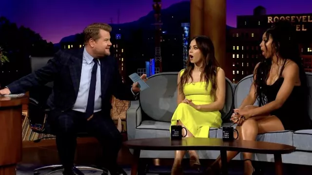 Robe jaune portée par Jenna Dewan vue dans The Late Late Show with James Corden le 16 mai 2022