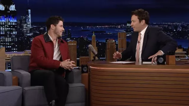 Veste rouge avec col en cuir noir portée par Nick Jonas comme vu dans The Tonight Show Starring Jimmy Fallon le 17 mai 2022