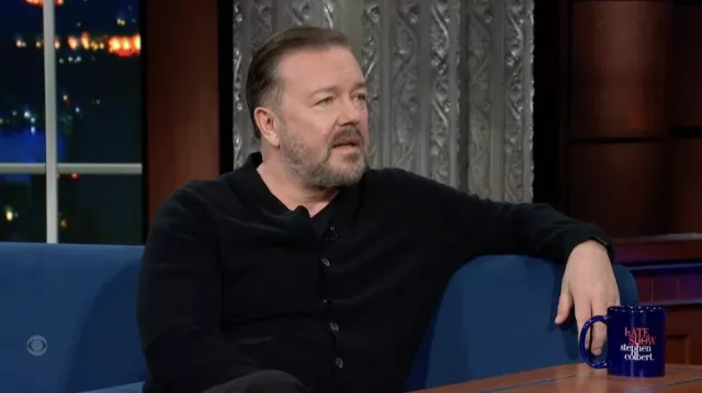 Cárdigan negro usado por Ricky Gervais como se ve en The Late Show con Stephen Colbert