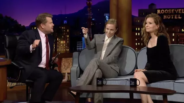 Blazer de traje gris y pantalones usados por Hannah Einbinder como se ve en The Late Late Show con James Corden