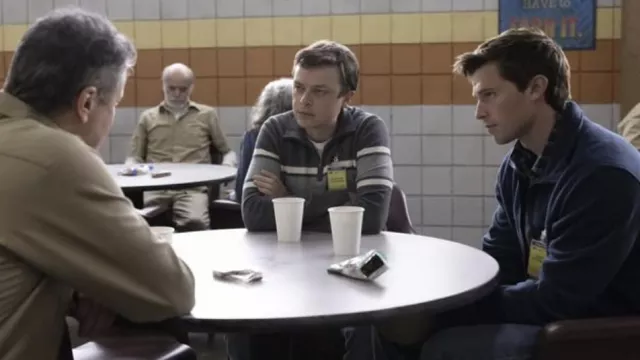 Polo rayé gris porté par Clayton Peterson (Dane DeHaan) vu dans The Staircase (S01E05)