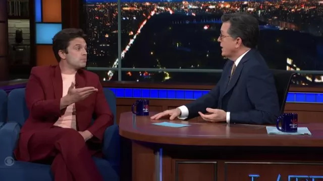 Camiseta rosa usada por Sebastian Stan como se ve en The Late Show con Stephen Colbert 