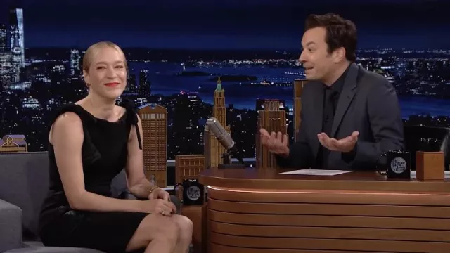 Robe noire portée par Chloë Sevigny vue dans The Tonight Show Starring Jimmy Fallon 