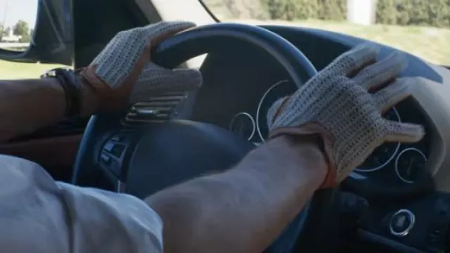 Gants de conduite tricotés portés par David Henninger (Ralph Fiennes) tels que vus dans The Forgiven