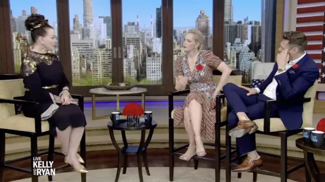 Robe portée par Debi Mazar vue en LIVE avec Kelly et Ryan