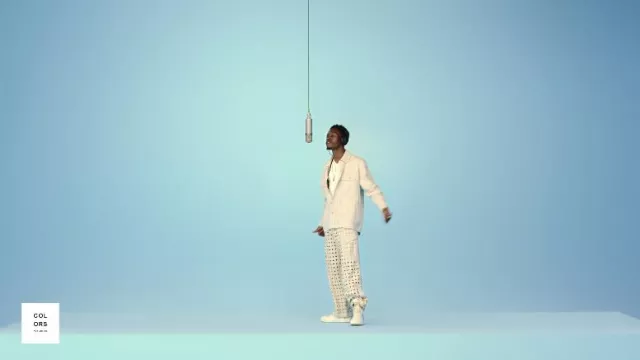 Pantalon imprimé porté par Joey Bada$$ dans son clip Head High | UN SPECTACLE DE COULEURS
