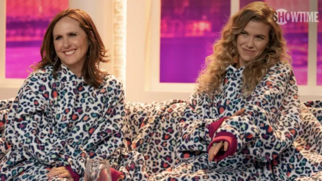 Twinsies tandem snuggie porté par Jackie Stilton (Molly Shannon) et  Danielle (Shannon Dee) dans la série télévisée I Love That for You (S01E06)